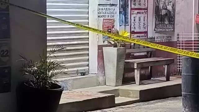 Los tres hombres protagonizaron una pelea en la puerta de una tienda