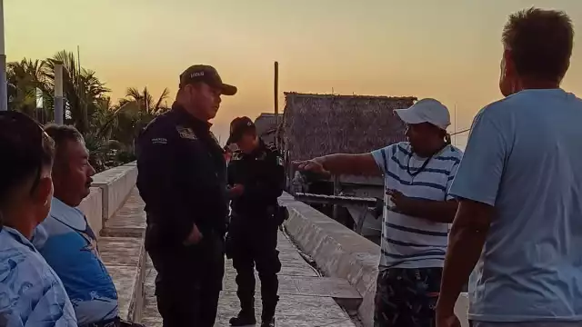 Extracción de especies prohibidas, tala y destrucción del manglar y contaminación de playas ahogan al puerto