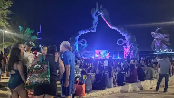 Cantan y bailan en el festival “La Bamba Por Playa” en Playa del Carmen
