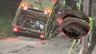 Camión de basura queda atascado en "megabache" en Campeche