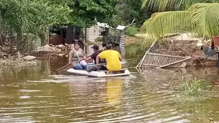Vecinos de Chetumal se transportan en lanchas por las inundaciones