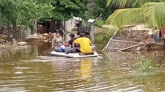 Ante el alto nivel del agua, los habitantes, se están transportando en pequeñas embarcaciones