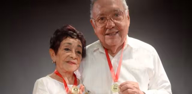 La primera bailarina de danza clásica, Socorro Cerón Herrera, junto al compositor y poeta, Luis Pérez Sabido.