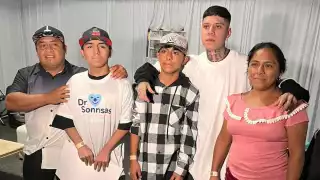 Joven cumple su sueño de conocer a Santa Fe Klan en la Feria Xmatkuil