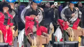 Así fue la caída del vocalista que al final terminó siendo graciosa. Foto: Grupo Firme