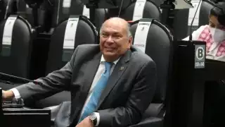 Antonio Pérez, papá del “Checo”, promociona la Fórmula 1 en playas de Cancún,