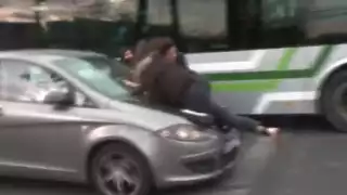 Varias mujeres se quedaron arriba del auto en movimiento. Foto: Especial