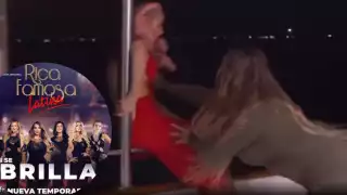 El momento en que Mayeli aventó a una de las participantes al mar. Foto: Especial