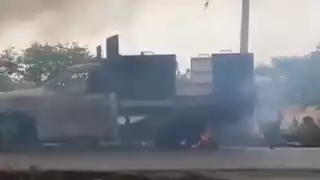 Al menos 10 vehículos fueron incendiados para bloquear la carretera
