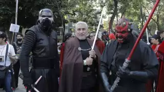 Desde Darth Maul hasta las tropas imperiales, un poco de los personajes que recorren Reforma. Fotos Twitter