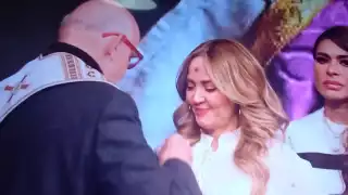 Andrea Legarreta recibiendo la ceniza. Foto: Especial