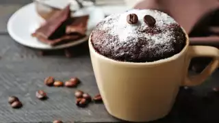 Un pastel de chocolate en una taza, la mejor forma de satisfacer el antojo. Foto: Especial