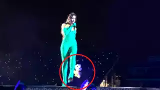 El momento exacto donde el Dr. Simi salió disparado del escenario. Foto: Especial