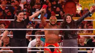 Bad Bunny llega a la WWE y ayuda al Rey Misterio a coronarse campeón
