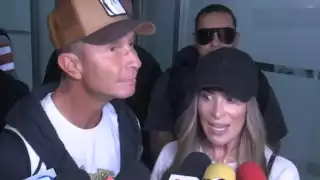 Erik Rubín, Melissa y Apio a su llegada al aeropuerto de la CDMX. Foto: Especial
