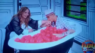 La entrevista la hizo Andrea Legarreta en la tina. Foto: Especial