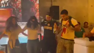 Aficionado de Cruz Azul presume el jersey celeste. Foto: Especial