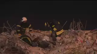 Los bomberos turcos siguen trabajando en remover escombros. Foto: Especial