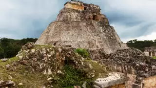 Un enano que nació de un huevo creó la pirámide de Uxmal. Foto: Especial