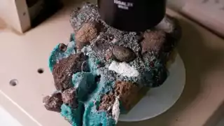 Así lucen las piedras de plástico encontradas en Brasil. Foto: Especial