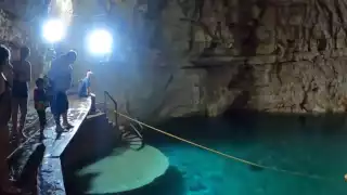 Sus aguas son cristalinas y poco profundas.