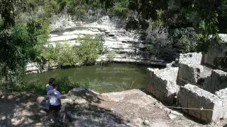 El cenote Sagrado solo se puede admirar desde arriba. Foto: Cortesía