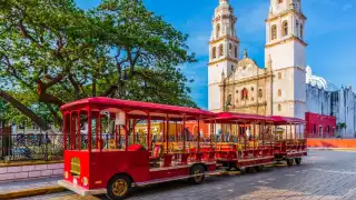 Los tranvías podrás encontrarlos a un costado de la iglesia en el centro. Foto: Especial