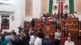 Los legisladores iniciaron la discusión a las 14:00 del jueves y prevén discutir más de mil reservas