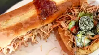 La tranca con su tradicional relleno de lechón y no puede faltar su pedazo doradito. Foto: MeGustaMenú