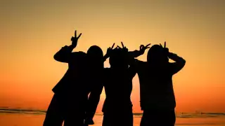 La amistad da a esos "hermanos" por elección, te dejamos unas opciones para que lo celebres este 14 de febrero. Foto: Especial