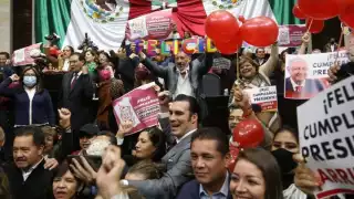 Diputados de Morena y aliados celebran cumpleaños de AMLO con pastel y mañanitas