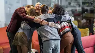 Hoy no esperes a dar un abrazo, ¡son gratis!: Foto:Especial