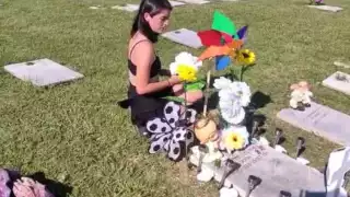 La exprometida en la tumba de Octavio Ocaña. Foto: Milenio