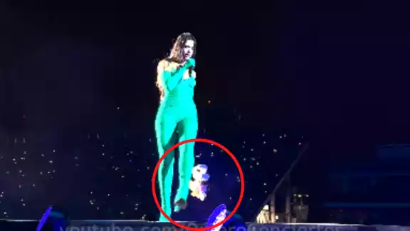 El momento exacto donde el Dr. Simi salió disparado del escenario. Foto: Especial