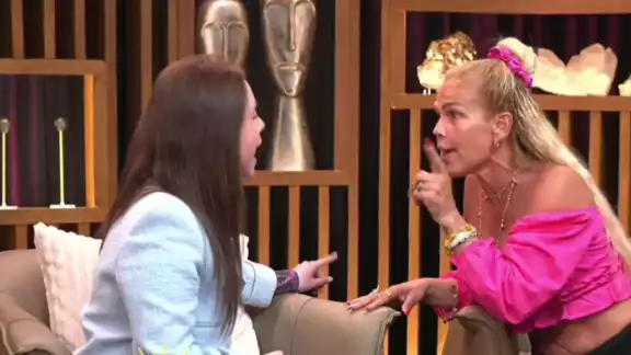 Las faltas de respeto se dieron en un programa en vivo de Youtube de Adela Micha. Foto: Especial Las faltas de respeto se dieron en un programa en vivo de Youtube de Adela Micha. Foto: Especial