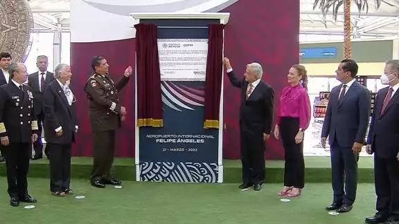AMLO devela placa de inauguración del AIFA y firma como testigo de honor AMLO devela placa de inauguración del AIFA y firma como testigo de honor