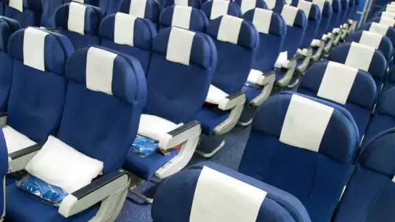 ¿Eres de los que reclina el asiento para descansar? Te tenemos malas noticias. Foto:Especial