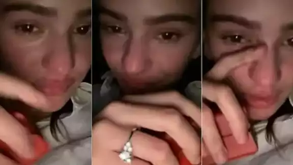 Entre lágrimas, Rosalía comparte el momento en el que recibió el anillo de compromiso. Foto: Especial Entre lágrimas, Rosalía comparte el momento en el que recibió el anillo de compromiso. Foto: Especial