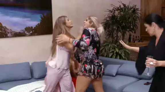 La pelea se dio en pijama. Foto: Especial