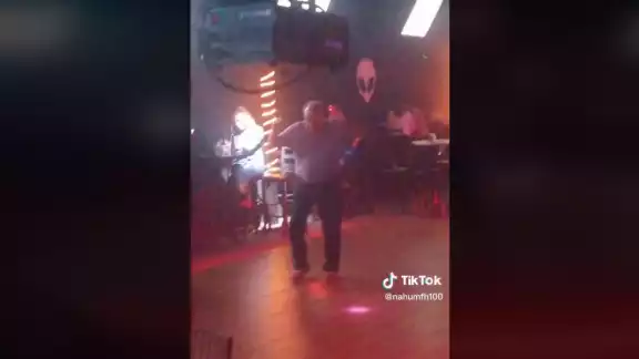 Adulto mayor roba el show con increíble baile en Tampico