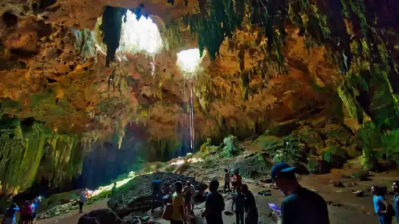 La caverna tiene una cavidad semi cerrada, donde la luz pasa y hace un efecto natural. Foto: Especial La caverna tiene una cavidad semi cerrada, donde la luz pasa y hace un efecto natural. Foto: Especial