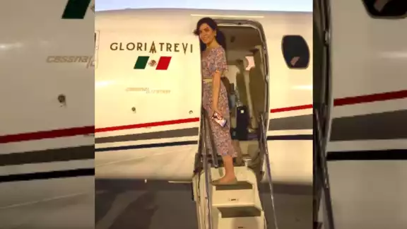 El avión se muestra rotulado con el nombre de Gloria Trevi. Foto: Especial El avión se muestra rotulado con el nombre de Gloria Trevi. Foto: Especial