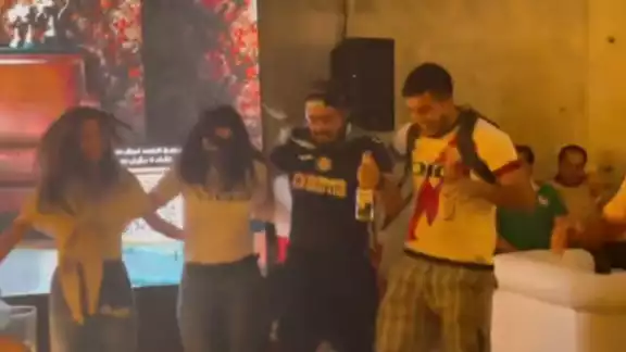 Aficionado de Cruz Azul presume el jersey celeste. Foto: Especial