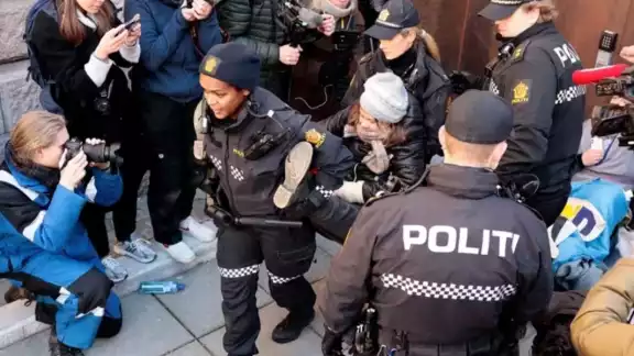 Greta fue llevada por dos mujeres policías a 100 metros del plantón. Foto: Especial