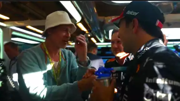 Checo y Pitt en el paddock de Red Bull. Foto: Especial