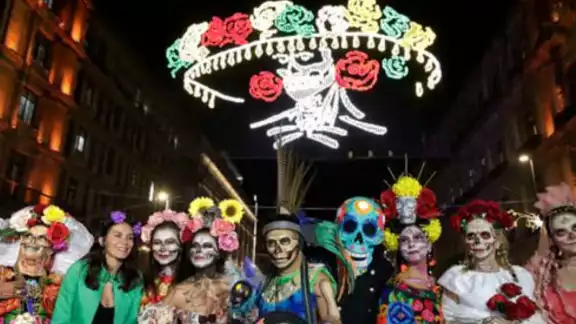 Este día el Zócalo se llenará de música y color, por el desfile de Día de Muertos, así como el concierto de Ángela Aguilar. Foto: Especial Este día el Zócalo se llenará de música y color, por el desfile de Día de Muertos, así como el concierto de Ángela Aguilar. Foto: Especial