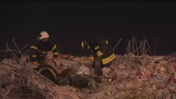 Los bomberos turcos siguen trabajando en remover escombros. Foto: Especial Los bomberos turcos siguen trabajando en remover escombros. Foto: Especial