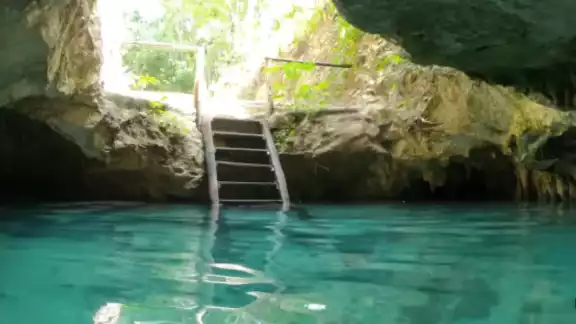 La entrada es similar a la de la película, aquí en Tulum te llevará a una caverna y no al reino de Namur. Foto: Especial La entrada es similar a la de la película, aquí en Tulum te llevará a una caverna y no al reino de Namur. Foto: Especial