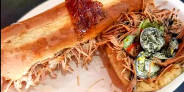 La tranca con su tradicional relleno de lechón y no puede faltar su pedazo doradito. Foto: MeGustaMenú