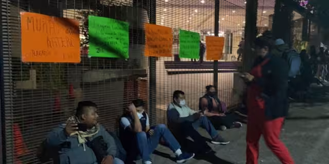 Juan Ferrer se mantiene dentro del edificio y no lo dejan salir